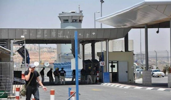 Israeli Occupation Forces Shoot at Palestinian Driver at the Qalandia Checkpoint