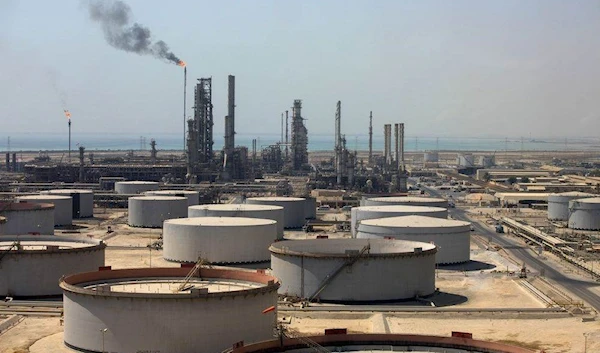 Saudi Aramco's Ras Tanura oil refinery and terminal. (Image source: Simon Dawson / Bloomberg)