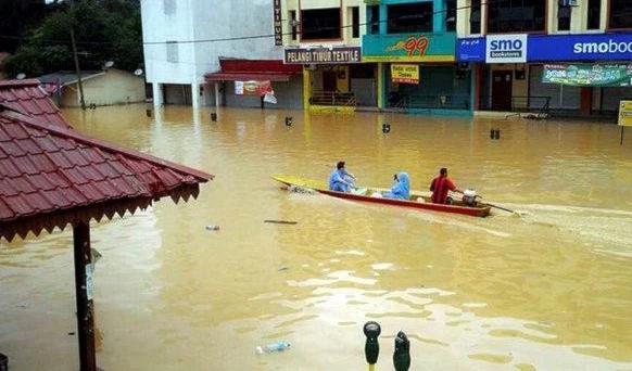 Floods in Malaysia displace more than 30,000 people