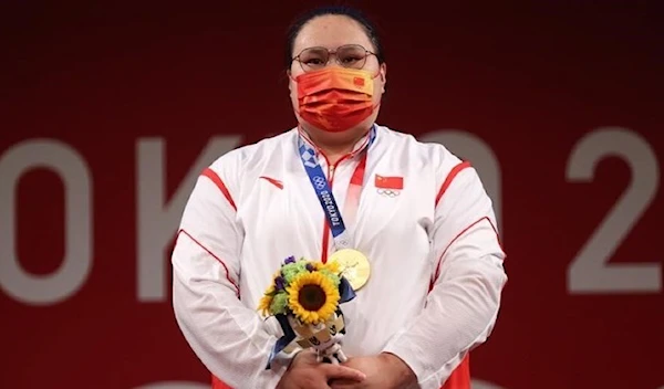 Li Wenwen during her gold medal award.