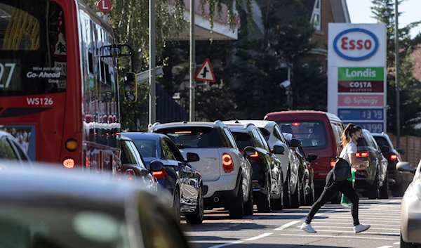 Cars line up to get gasoline amid fuel crisis in the UK