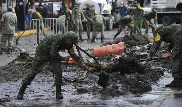 Mexican military personnel lend a hand in Icatepec, Mexico (AFP)