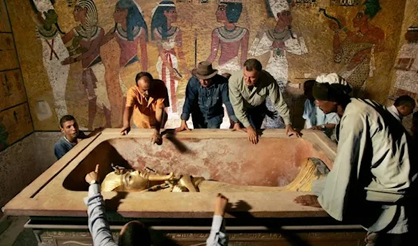 Zahi Hawass supervises Tutankhamun's mummy removal (Reuters)