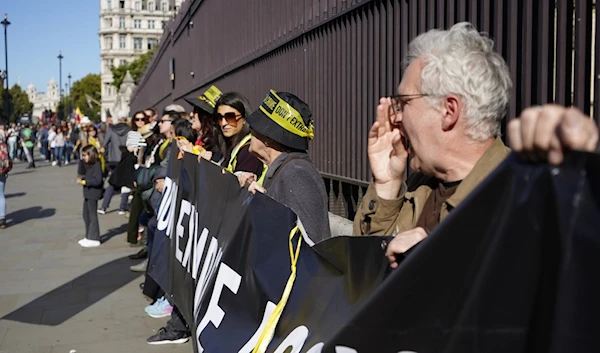 Human chain formed around UK parliament in support of Julian Assange