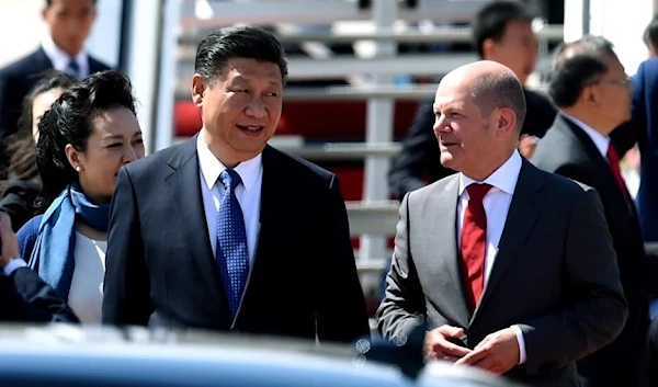 Olaf Scholz welcomes China's President Xi Jinping at the airport in Hamburg on July 6, 2017. (AFP)