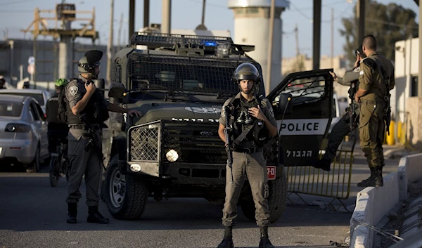 Israeli occupation police officers at the Qalandiya checkpoint north of occupied Al-Quds on September 18, 2019 (AP Photo)