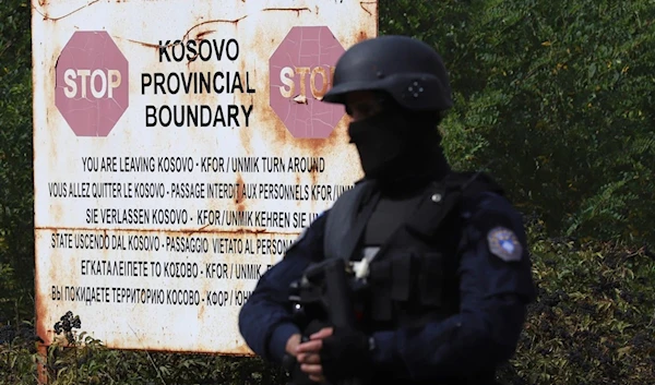 A Kosovo police officer at the Jarinje border (Radio Free Europe)