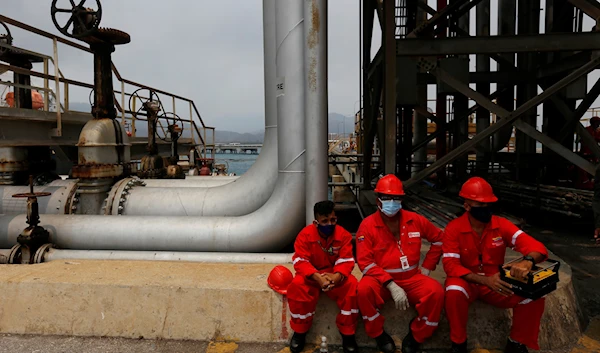 Venezuelan oil workers take a break at El Palito refinery during the arrival of Iranian oil tanker Fortune near Puerto Cabello, Venezuela, Monday, May 25, 2020 (AP Photo/Ernesto Vargas)