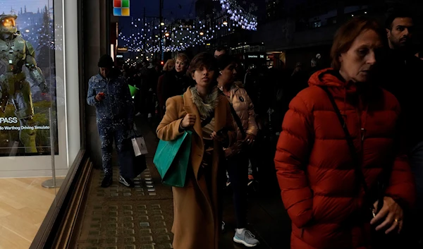 Shoppers throng Oxford Street in the lead up to Christmas in London, Thursday, Dec. 22, 2022 (AP Photo/Alastair Grant)