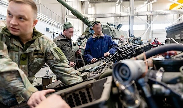 Ukrainian forces being trained by instructors (LRT)