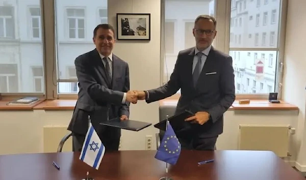 Israeli Ambassador to the EU Haim Regev and his European counterpart sign an intelligence sharing agreement on September 14, 2022 (Israeli Police)