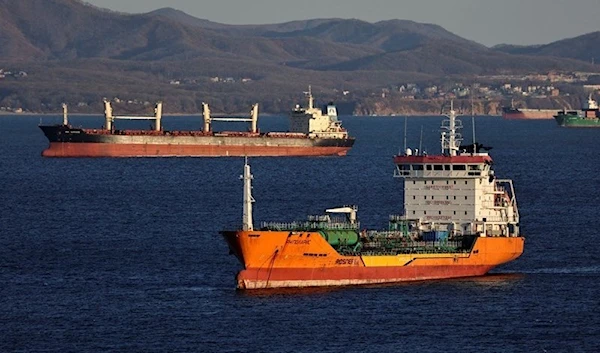 The crude oil tanker RN Polaris and a bulk carrier sail in Nakhodka Bay near the port city of Nakhodka (Photo: Reuters)