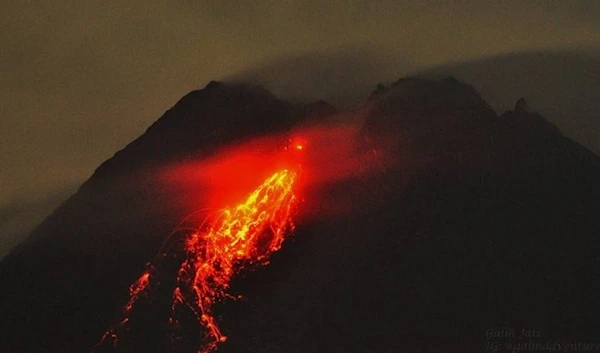 Hundreds flee their homes as Indonesian volcano erupts