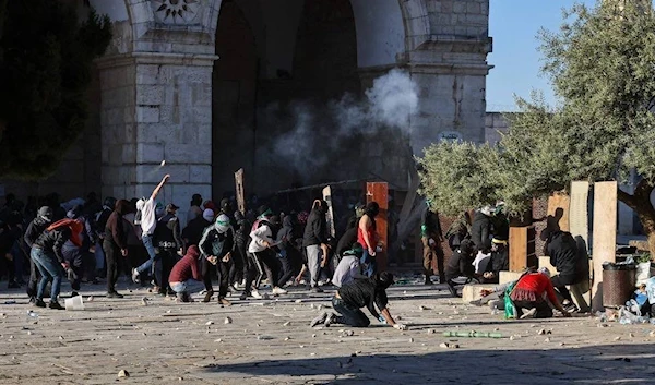 Palestinians standing up to Israeli occupation forces (Archive)