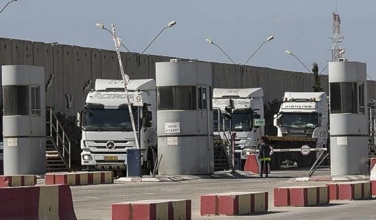 Israeli trucks carrying diesel fuel enter the Kerem Shalom crossing on the Israel-Gaza border, October 11, 2018. (AP)