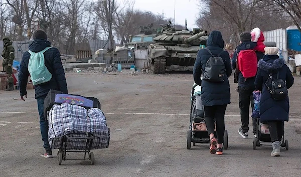 Local residents during the passage of the humanitarian corridor to leave the city, Mariupol, March 2022 (TASS)