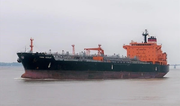 Ship coming from UAE loots 400K barrels of crude oil, leaves Shabwa