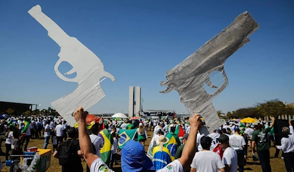 A pro-gun rally, gathered hundreds of protesters that marched in Brasilia’s street on Saturday