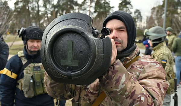 A Ukrainian soldier Holding an NLAW ATGM (Getty images)