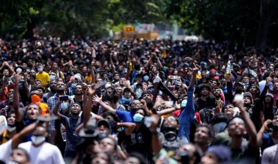 Protesters gather to storm Sri Lankan Prime Minister Ranil Wickremesinghe's office, demanding he resign after president Gotabaya Rajapaksa fled the country amid an economic crisis in Colombo, Sri Lanka, July 13, 2022. (AP)