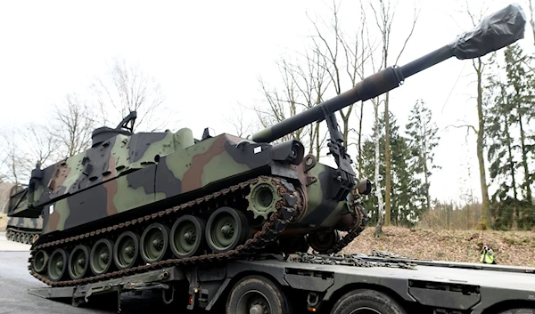 Bundeswehr soldiers load a US M109 tank onto a transporter. (Reuters)