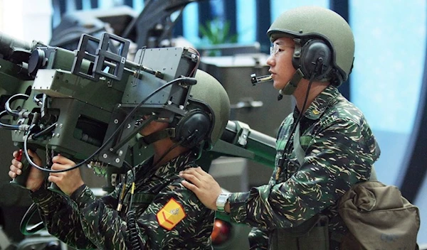 Soldiers from Taiwan demonstrate a U.S.-made dual mount Stinger missile system. (Archive)