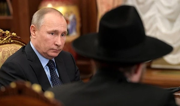 Russian President Vladimir Putin speaks with the Chief Rabbi of Russia in Moscow (Archive).