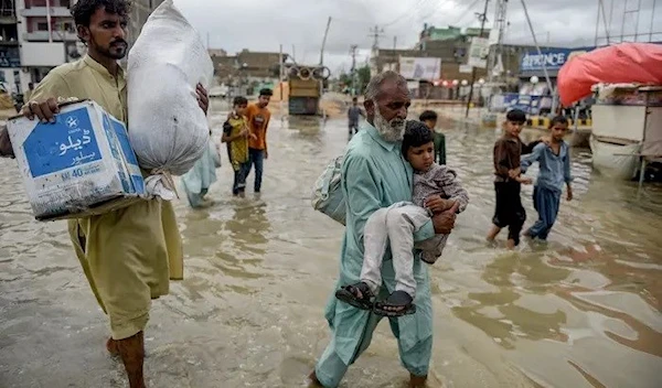 Death toll nearing 1,000 in Pakistan floods