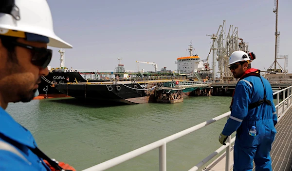 Iraqi engineers observe a gas carrier as it prepares to set sail at the southern port of Umm Qasr near Basra, Iraq, Sunday, March 20, 2016 (AP Photo/Nabil al-Jurani)