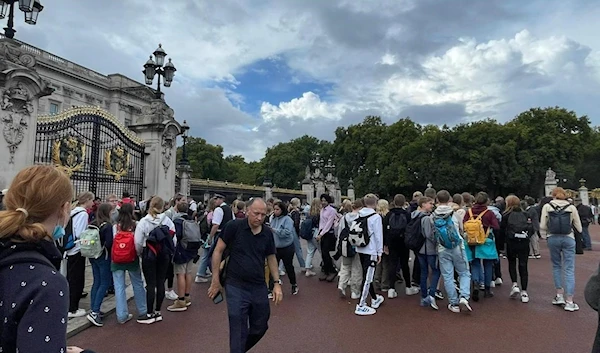 Crowds gather at Buckingham Palace.