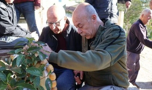 Freed prisoner Maher Younis with his cousin, freed prisoner Karim Younis at Maher’s father's grave in the cemetery in the town of 'Ara.