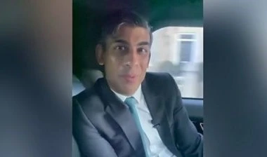 British Prime Minister Rishi Sunak during the video in question without wearing a seatbelt, Lancashire, United Kingdom, January 19, 2023 (Social media)