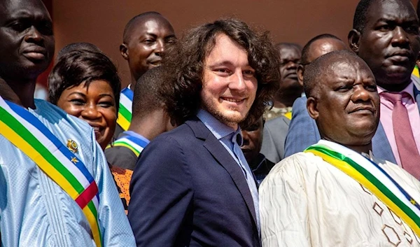 Dimitry Sytii surrounded by Central African deputies on the steps of the National Assembly in Bangui on October 15, 2021. (AFP)