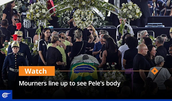 Mourners line up to see Pele's body