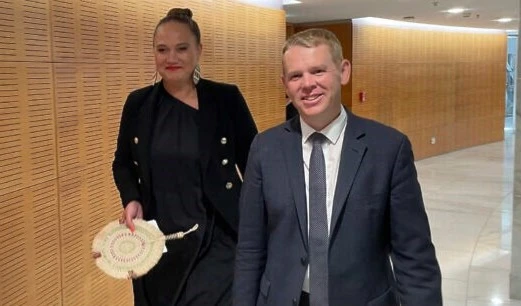 New Zealand prime minister Chris Hipkins (right) and his deputy Carmel Sepuloni arrive for a press conference at Parliament in Wellington, January 22, 2023. (AP)