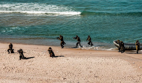 Al-Qassam Brigades' special forces successfully land on a beach to the south of Askalan and advance towards settelments.