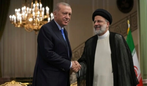 Turkish President Recep Tayyip Erdogan, left, and his Iranian counterpart Ebrahim Raisi shake hands at the conclusion of their joint press briefing at the Saadabad Palace, in Tehran, Iran, July 19, 2022. (AP)