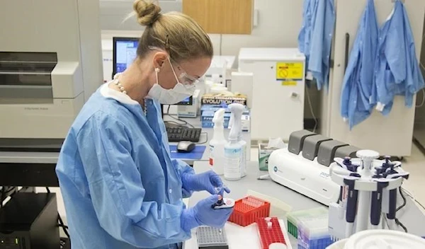 A forensic scientist works in a laboratory at the Department of Forensic Sciences in Washington, March 19, 2015. (REUTERS)