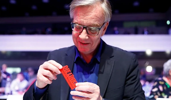 Dietmar Bartsch holds the slogan of a three day party congress of Germany's left-wing party Die Linke "The Left - fights for the Human Rights" in Bonn, Germany February 22, 2019 (Reuters).