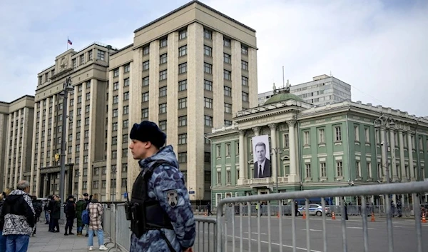 A police officer patrols in front of the Russian State Duma in Moscow on April 8, 2022. (AFP/)