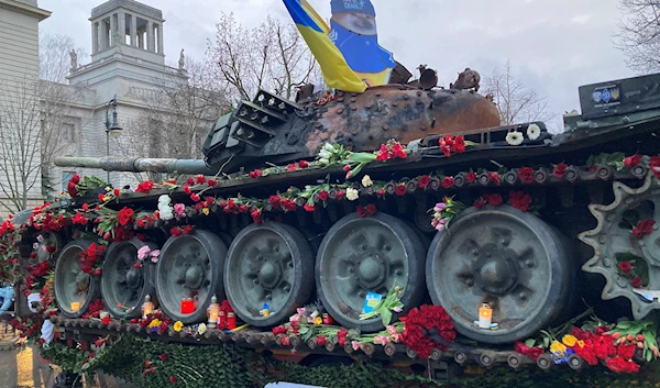 Protesters lay flowers on the Ukrainian-brought Russian tank in Berlin as part they call to end the war (Social Media).