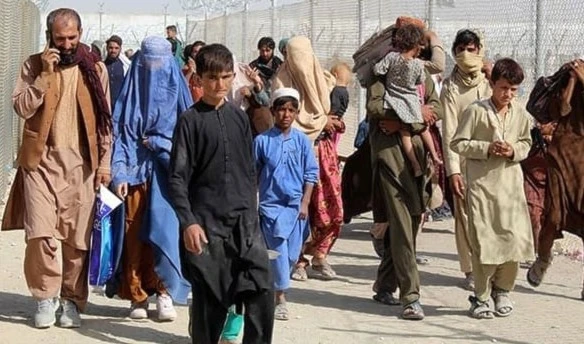 Afghan people enter Pakistan at the Pakistan-Afghanistan border in Chaman after the US hasty withdrawals in August 2021. (AFP)