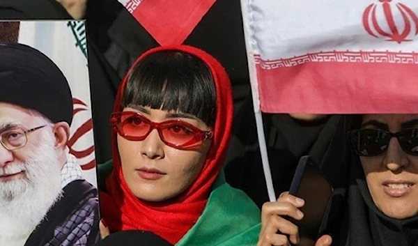 Iranian woman holding a portrait of Supreme Leader Sayyed Ali Khamenei during the National Day against Global Arrogance, November 4, 2022 (Archives)