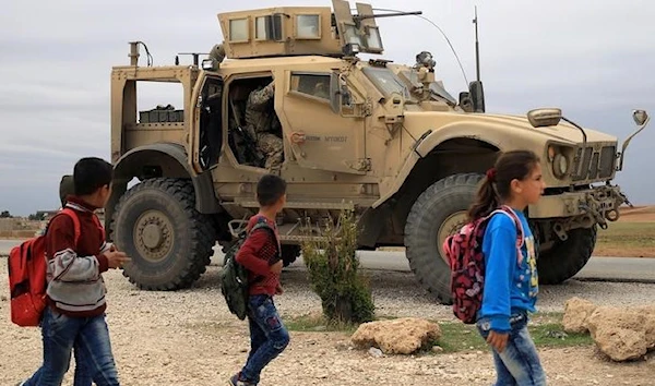 Syrian schoolchildren walk as US troops patrol near Turkish border in Al-Hasakah, November 4, 2018. (REUTERS)