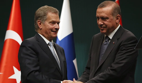 Finland's President Sauli Niinisto, and his Turkish counterpart Recep Tayyip Erdogan shake hands after a news conference in Ankara, Turkey, Oct. 13, 2015 (AP).