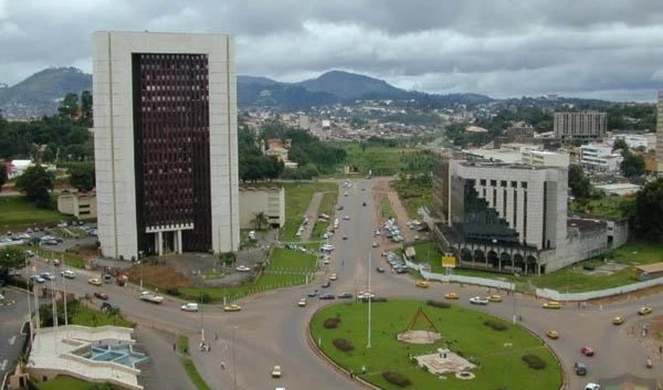 A roundabout near the Place du 20 Mai, 1 December 2005,Yaoundé, Cameroo (Wikimedia Commons)