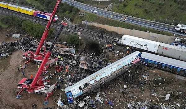 Cranes remove debris after a collision in Tempe, about 376 kilometers (235 miles) north of Athens, near Larissa city. (AP Photo)