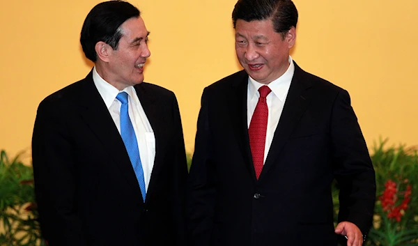 Chinese President Xi Jinping, right, and Taiwanese President Ma Ying-jeou, left, pose for a photo at the Shangri-la Hotel on Saturday, Nov. 7, 2015, in Singapore. (AP)