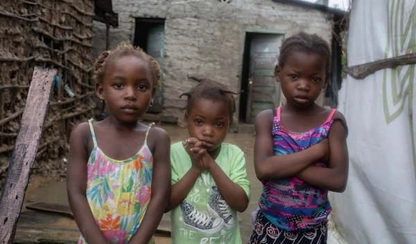 Sisters four-year-old Paula, three-year-old Sonia and six-year-old Renata in the Manhaua neighborhood near the municipal market of the city of Quelimane. March 11, 2023 (UNICEF)