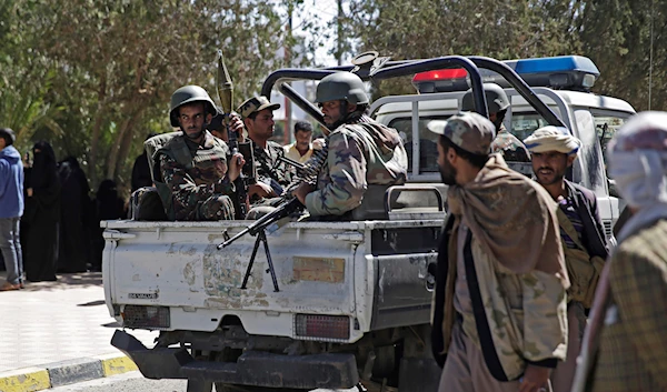 Yemeni soldiers secure Sanaa Airport ahead of the arrival of Sanaa government prisoners after they were released by the Saudi-led coalition in the airport of Sanaa, Yemen, November 28, 2019 (AP)